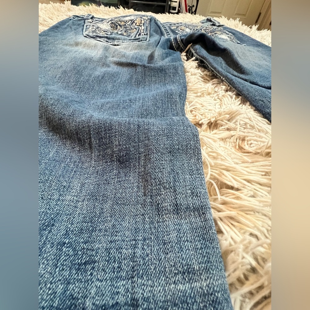 Miss Me Distressed ZigZag Waves Capris - Picture 5 of 14